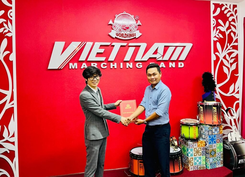 Tổng giám đốc VNMB Mr. Trần Xuân Nhật trao quyết định cho anh Ninh Quang Trường