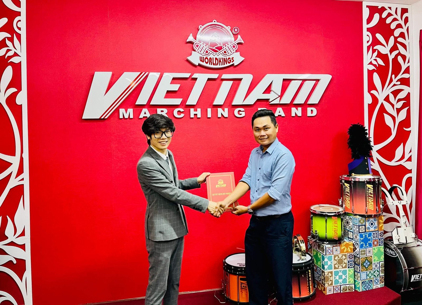 Tổng giám đốc VNMB Mr. Trần Xuân Nhật trao quyết định cho anh Ninh Quang Trường